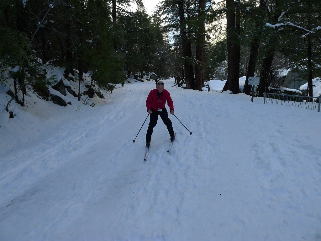 20110220-21_Yosemite 038.JPG - Snow was very icy this time of the day. Even small hill became a chalenge.